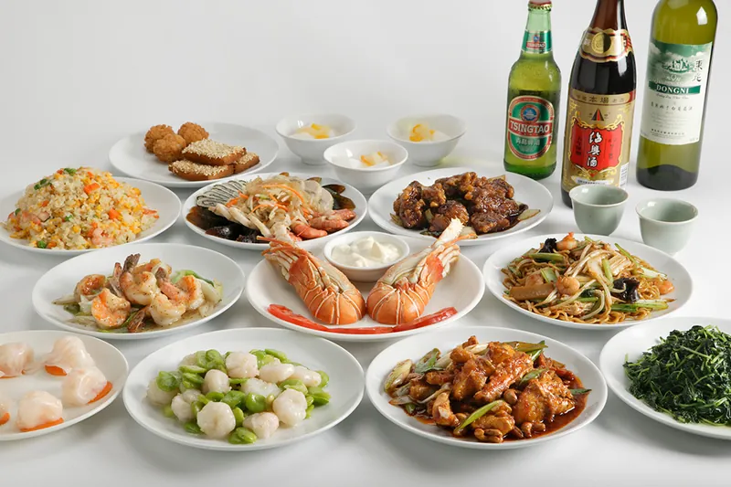 中華料理店「海老専家」の料理が並んだテーブル